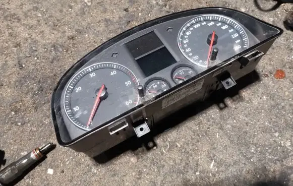 Volkswagen Touran I Speedometer (instrument cluster) 1T0920862F