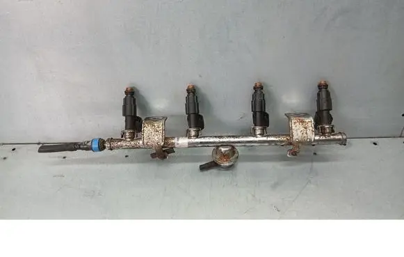 Fuel injector supply line/pipe