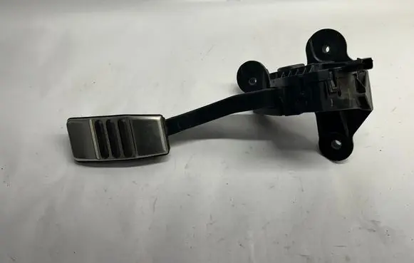 Accelerator throttle pedal