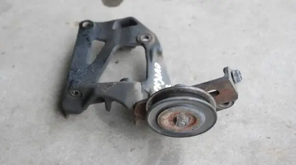 Mitsubishi Pajero A/C compressor mount bracket 170KM