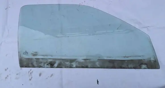 Volkswagen Golf III Front door window glass four-door 43R000981