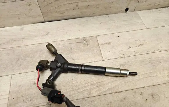 Toyota Avensis T250 Fuel injector 236700R040