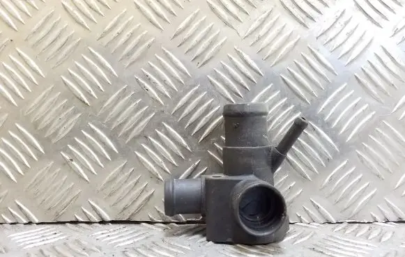 Volkswagen PASSAT B4 Engine coolant pipe/hose 028121132A