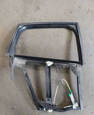 Rear door manual window regulator