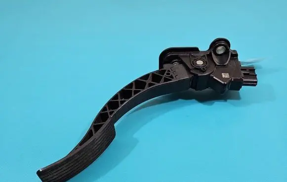 Accelerator throttle pedal