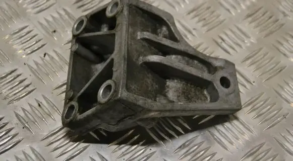 Maserati Ghibli Engine mounting bracket 68275989AB 09104