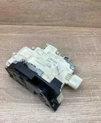 Volkswagen PASSAT B7 Rear door lock 3C4879016A