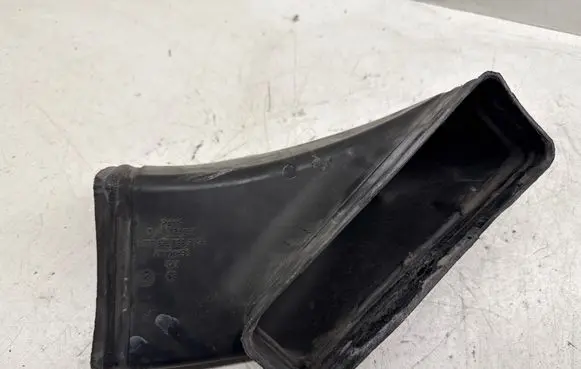 Volkswagen PASSAT B5.5 Air intake duct part 3B0129565D 3B0129617D
