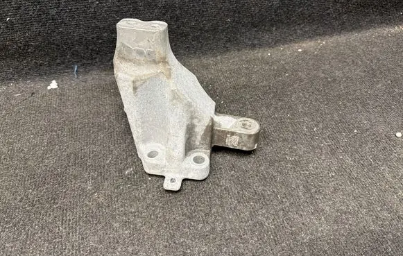 Jeep Grand Cherokee WL Engine mounting bracket 68375850AA