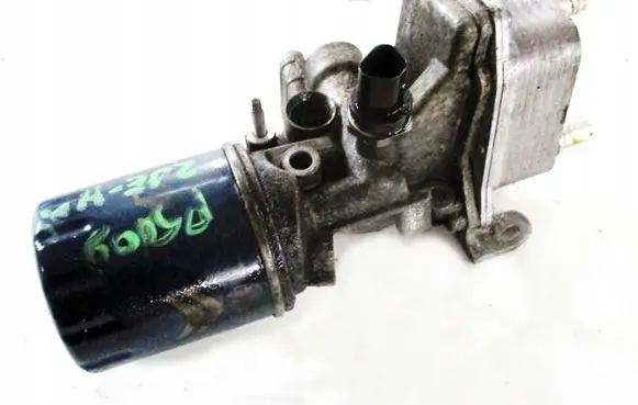Peugeot 5008 Oil filter mounting bracket