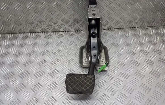 Volkswagen Touran I Clutch pedal 1T1723057K