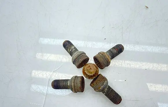 Volkswagen PASSAT B6 Anti-theft wheel nuts and lock