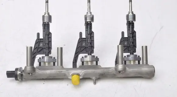 BMW 1 F40 Fuel injector 8656548