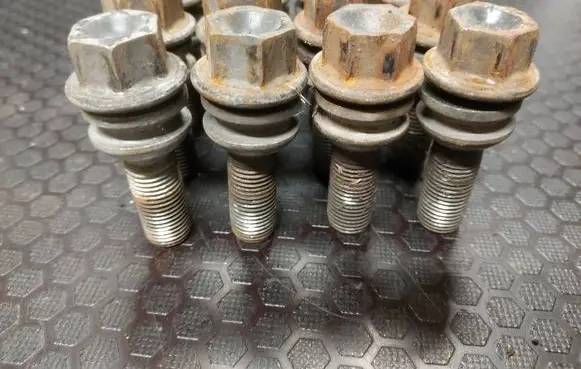 Volkswagen Touareg I Nuts/bolts 
