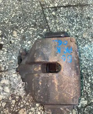 Volkswagen PASSAT B6 Front brake caliper