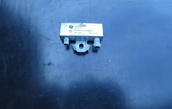 BMW Z4 E85 E86 Aerial antenna amplifier 65206912243 824111001 10819610