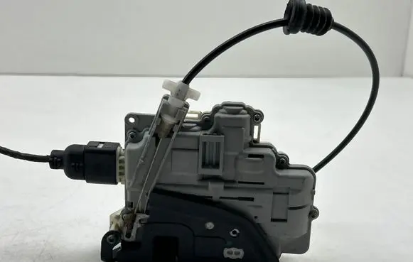 Volkswagen Tiguan Front door lock 3C1837016A