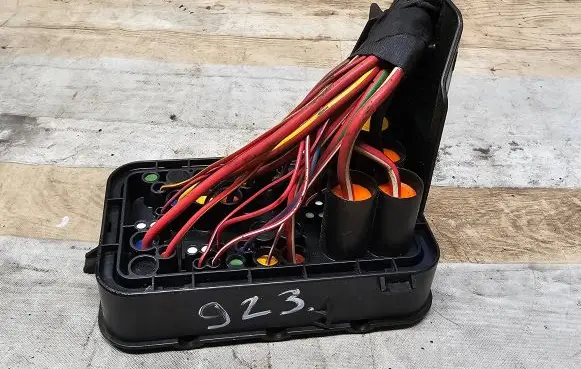 Volkswagen PASSAT B6 Fuse module 1K0937700B