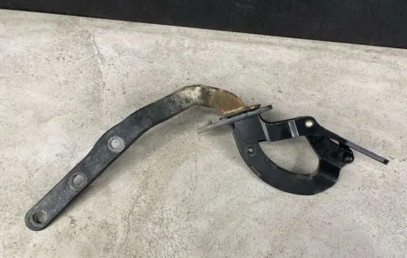 Volvo XC70 Tailgate/trunk/boot hinge 8643159