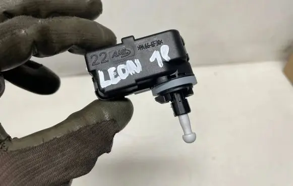 Headlight level adjustment motor