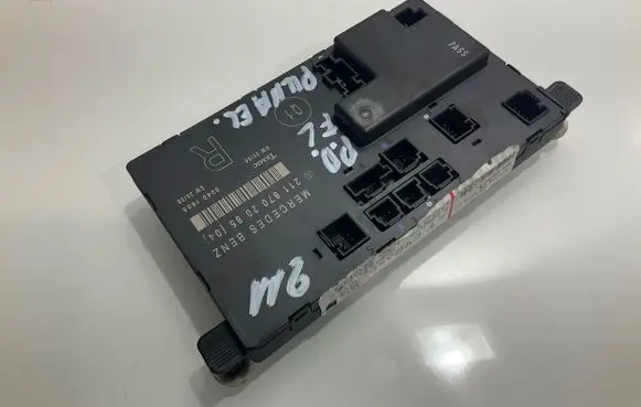Mercedes-Benz E W211 Door control unit/module 2118702085 00401605 A2118702085