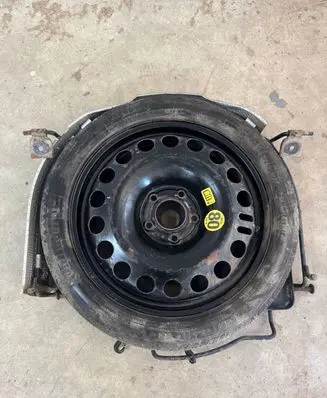 Opel Zafira C Spare wheel mounting bracket 