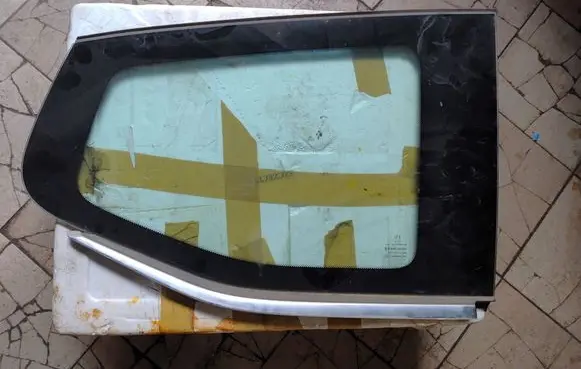 Peugeot 5008 Front triangle window/glass 