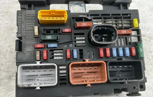 Peugeot 308 Fuse module 9664706280