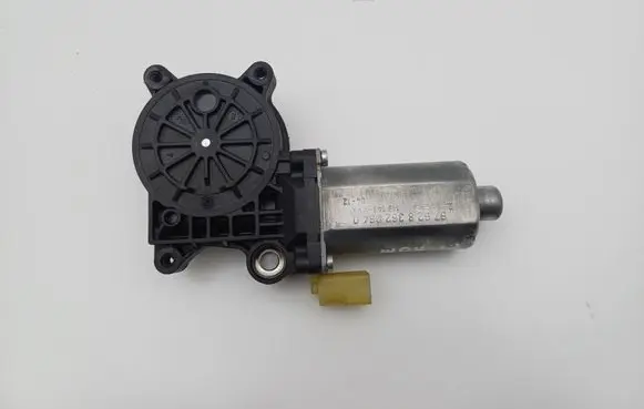 BMW 3 E46 Front door window regulator motor 83620640 0130821717
