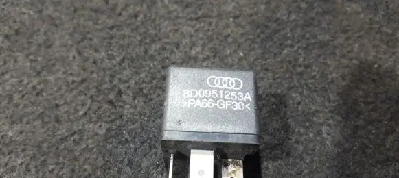 Volkswagen PASSAT B5.5 Other relay 8d0951253a