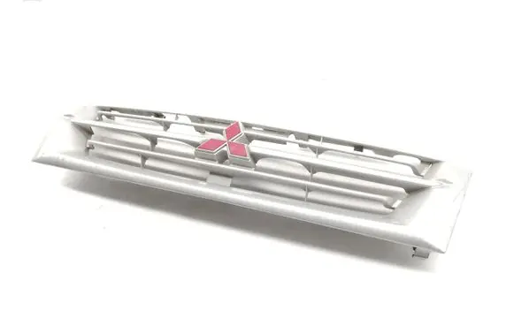 Mitsubishi Pajero Front bumper upper radiator grill MR387981782