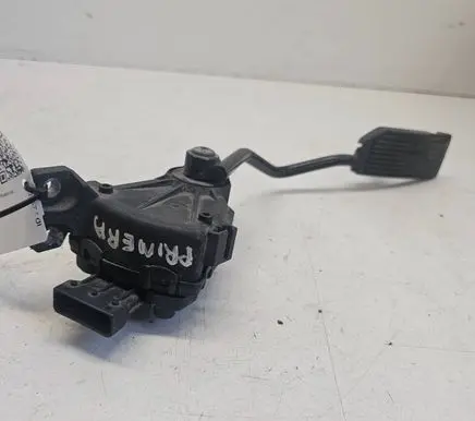Accelerator throttle pedal