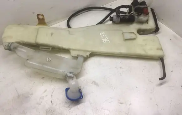 Honda CR-V Windshield washer fluid reservoir/tank
