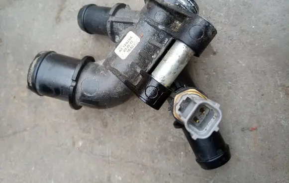 Ford Kuga II Engine coolant pipe/hose DS7G8K556