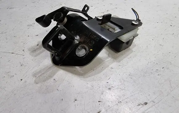 Skoda Octavia Mk2 (1Z) Rear door lock loop/hook striker 1Z0827511C