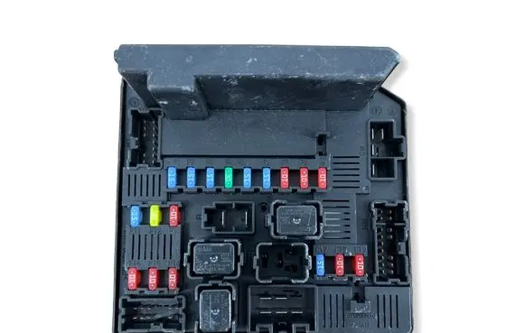 Nissan Qashqai Fuse module 519228324 1018808234