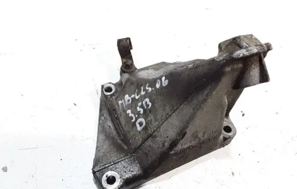Mercedes-Benz CLS C219 Engine mounting bracket A2722231604