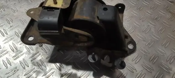 Mazda 626 Engine mount bracket