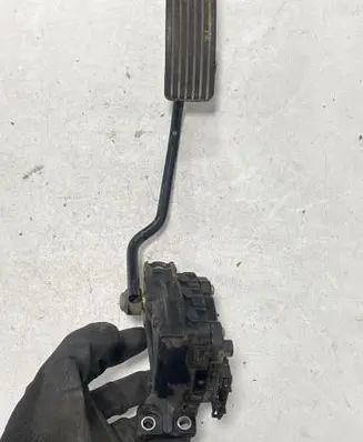 Accelerator throttle pedal