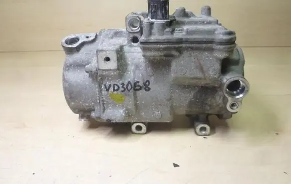 Toyota RAV 4 (XA40) Air conditioning (A/C) compressor (pump) 0422000533 VD3068