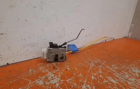 Audi A3 S3 8L Front door lock 8L0173