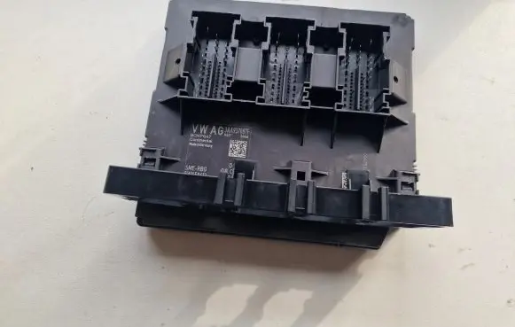 Volkswagen PASSAT B7 Fuse module 3AA937087F