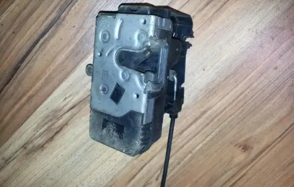 Opel Astra G Front door lock 24444017