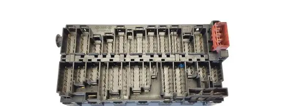 Volkswagen Golf III Fuse module 357937039