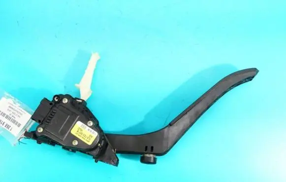Accelerator throttle pedal