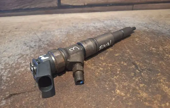 BMW X3 E83 Fuel injector 7793836