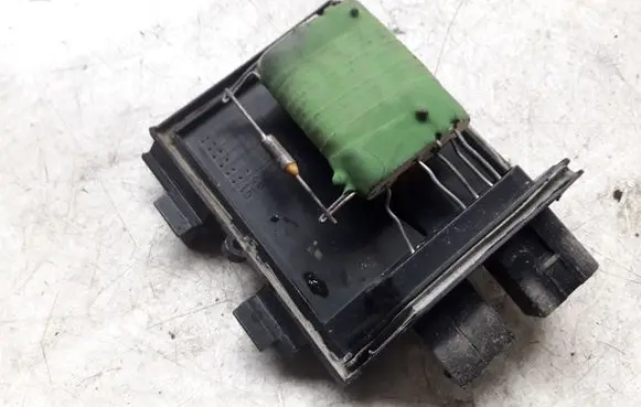 Toyota Avensis T250 Heater blower fan relay 3131090041