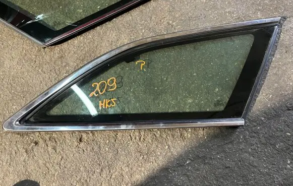 Ford Mondeo MK V Front triangle window/glass brak