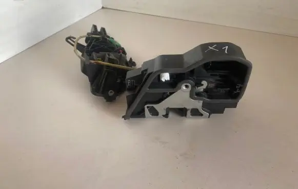 BMW X1 E84 Front door lock A053702 7202145