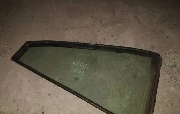 Toyota RAV 4 (XA20) Rear vent window glass 